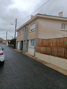 un coche blanco estacionado frente a una casa en Chambre privative à st remy en mauges, en La Chaussaire