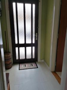 een open deur in een kamer met een witte vloer bij B&B Tvolm Ydby Thy in Tvolm