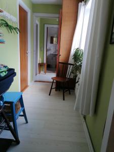 Tvolm的住宿－B&B Tvolm Ydby Thy，带椅子和窗户的走廊客房
