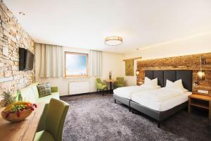 Łóżko lub łóżka w pokoju w obiekcie Mooshaus Winterresort
