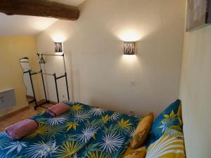 salon z kanapą i łóżkiem w obiekcie Verdon Secret - L'escapade parfaite w mieście Gréoux-les-Bains