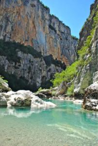 rzeka w kanionie z kamieniami i niebieską wodą w obiekcie Verdon Secret - L'escapade parfaite w mieście Gréoux-les-Bains