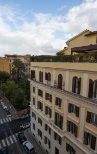 een uitzicht op een gebouw en een parkeerplaats bij LH Hotel Andreotti in Rome