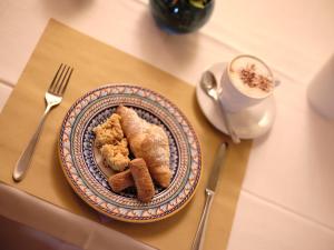 een bord eten op een tafel met een kopje koffie bij il Glicine B&B RISTORANTE in Cazzago San Martino