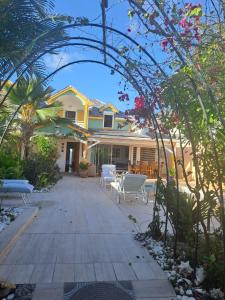 ein Haus mit einem Torbogen, der auf eine Terrasse führt in der Unterkunft Tropical in Orient Bay French St Martin