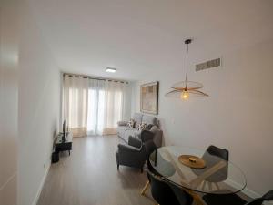 een woonkamer met een bank en een tafel bij Home Luxury fjHomefj in Jerez de la Frontera