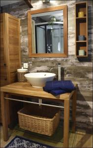 a bathroom with a sink and a mirror at Péniche Rayclau in Ronquières