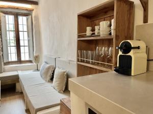 - une cuisine avec un comptoir et un banc dans une pièce dans l'établissement Casa en el Puerto de Denia, à Dénia