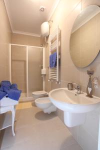 A bathroom at Napoli Pietrasanta LT