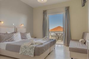 1 dormitorio con 2 camas y vistas a un balcón en Blue Lagoon, en Amoudi