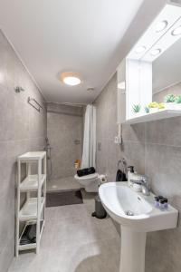 La salle de bains est pourvue d'un lavabo et de toilettes. dans l'établissement Pink Flat Exarcheia Athens Netflix, à Athènes