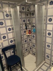 doccia con sedia e specchio di Baita Le Pozze ad Abetone
