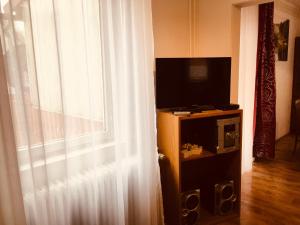 TV a/nebo společenská místnost v ubytování Haus am Fluss mit wunderschöner Dachterrasse mit Flussblick ,Garten und Grill