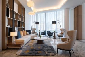 uma sala de estar com um sofá, cadeiras e uma mesa em Tirana Marriott Hotel em Tirana