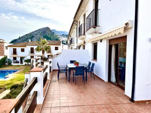 un balcón de una casa con mesa y sillas en Casa Antonio, en Montejaque