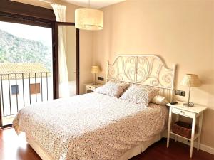 1 dormitorio con cama y ventana grande en Casa Antonio, en Montejaque