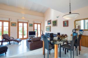 a living room with a table and chairs at Casa Felix in Palma de Mallorca