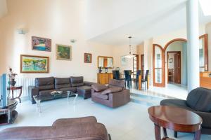 a living room with couches and a dining room at Casa Felix in Palma de Mallorca