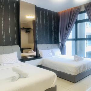 ein Hotelzimmer mit 2 Betten und einem Fenster in der Unterkunft Atlantis Residence#3409#1Bedroom#2-4Pax# in Malakka