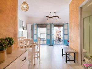uma cozinha e sala de jantar com mesa e cadeiras em Joan Goula em Sant Feliu de Guíxols