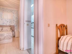 um quarto com um quarto com uma cama e uma janela em Joan Goula em Sant Feliu de Guíxols