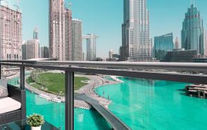uma varanda com vista para o Rio Chicago em Elite Royal Apartment - Full Burj Khalifa & Fountain View - 2 bedrooms and 1 open bedroom without partition em Dubai