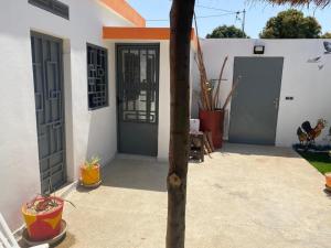 Photo de la galerie de l'établissement Studio meublé Climatisé indépendant, à Ouoran