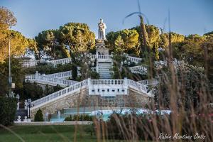 Un edificio bianco con una statua sopra. di Pensión Corona a Saragozza Altre 7 foto