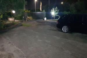 une voiture garée sur un parking la nuit dans l'établissement A Casa Di Elena, à Colleferro