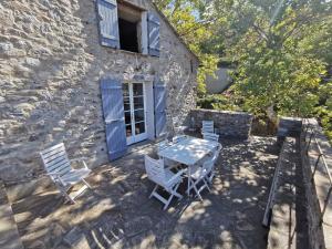 a patio with a table and chairs in front of a building at Appartement Palazzo Patrimonio in Patrimonio