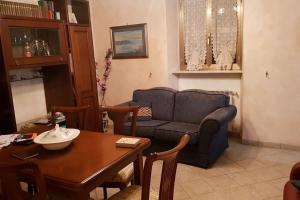 - un salon avec un canapé et une table dans l'établissement A Casa Di Elena, à Colleferro