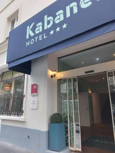 una señal de hotel en el lateral de un edificio en Hôtel Kabanel by Happyculture, en París