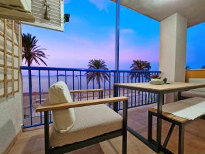 a balcony with a table and a view of the ocean at ShoreHouse Apartamento Primera linea Playa Honda in Playa Honda