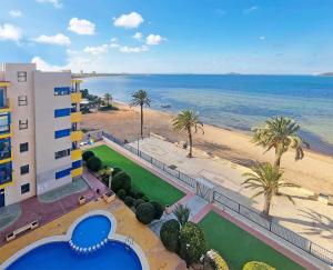 een uitzicht op het strand vanuit een gebouw bij ShoreHouse Apartamento Primera linea Playa Honda in Playa Honda