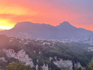 Blick auf die Stadt und die Berge bei Sonnenuntergang in der Unterkunft B&B Casanova in Agerola