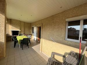 Balkón alebo terasa v ubytovaní T4 Centre-Ville, 8 Pers, Terrasse, Parking, à 200m Plage/Commerces - FR-1-701-49
