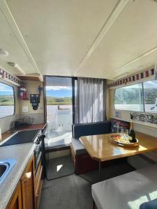 eine kleine Küche mit einem Tisch und einer Arbeitsplatte in der Unterkunft Houseboats - Living The Breede - Valid Skippers License compulsory in Malgas