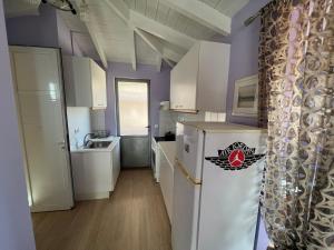 una cucina con frigorifero bianco e lavandino di Αντρέας apartment a Artemida