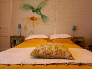 2 camas en un dormitorio con una pintura en la pared en Château d'Arfeuilles Chambres et tables d'hôtes, en Arfeuilles