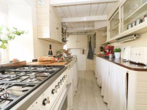 Breage的住宿－Evergreen，厨房配有白色橱柜和炉灶烤箱。