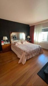 um quarto com uma cama grande e piso em madeira em Luxe Residence next to Water Garden Open Mall, International Financial Center & Medical Center em Istambul