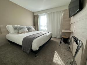 Posteľ alebo postele v izbe v ubytovaní Hôtel Akena Chauray-Niort + 34 fotografií