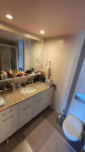 La salle de bains est pourvue d'un lavabo et d'un miroir. dans l'établissement Luxe Residence next to Water Garden Open Mall, International Financial Center & Medical Center, à Istanbul