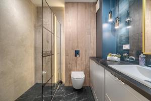 łazienka z toaletą i umywalką w obiekcie Margi Whisky Apartament LUX AIRCON w Szczecinie