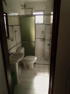 uma casa de banho com um WC e um lavatório em AP DANTAS em Caraguatatuba
