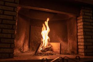 un fuego en un horno de ladrillo con llamas en Guest Art Campitello Matese, en San Massimo
