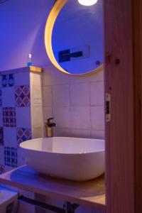baño con bañera blanca grande y espejo en Guest Art Campitello Matese, en San Massimo