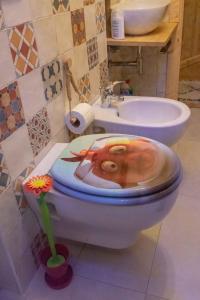 uma casa de banho com um WC com um macaco na tampa em Guest Art Campitello Matese em San Massimo