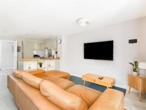 uma sala de estar com um sofá e uma televisão em Pass the Keys 8 Foundry Walk Stylish House with Parking em Birmingham