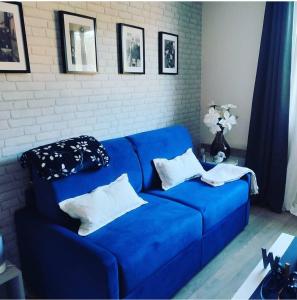 トゥールにあるAppartement LA COUPOLEのリビングルーム(青いソファ、枕付)